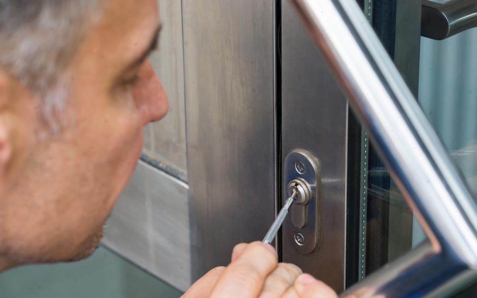 comment changer serrure porte Égly