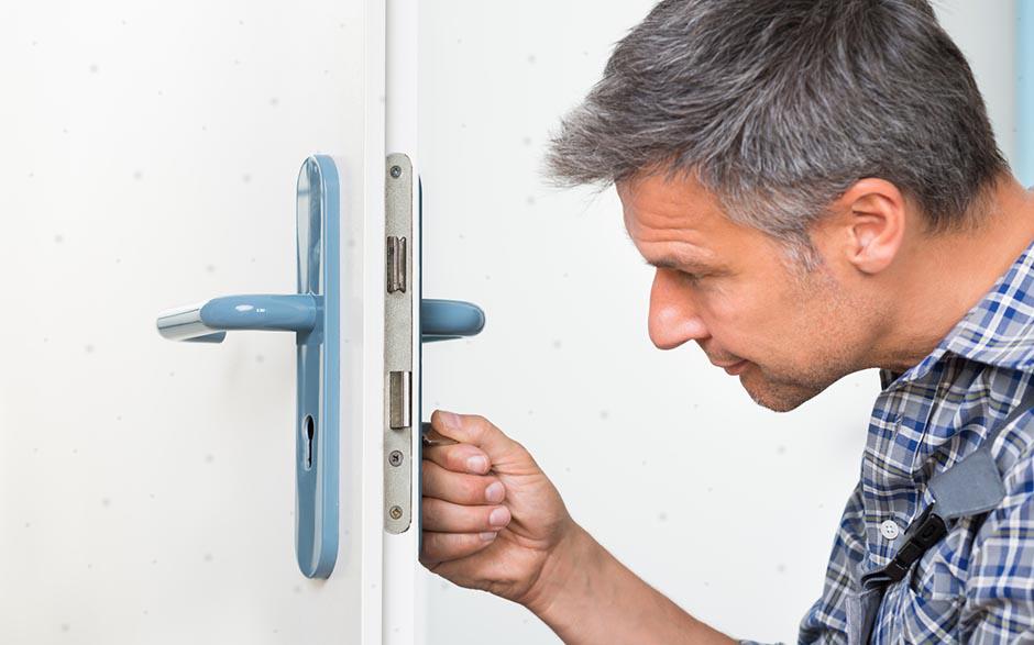 comment changer serrure porte Limours